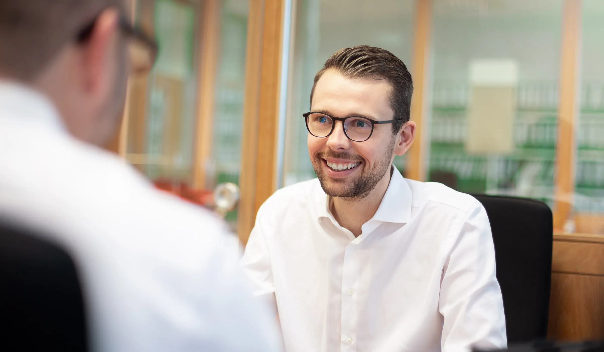 Maximilian Schulz im Gespräch mit Kunden  