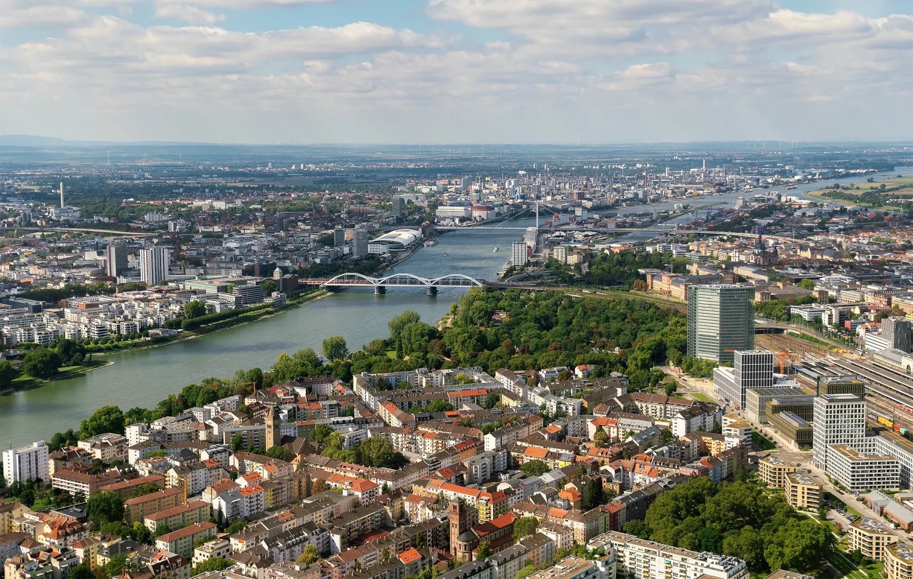 Luftaufnahme von Mannheim & Ludwigshafen mit dem Rhein